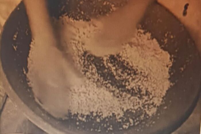 (فاس حرف ومهن محلية بين منقرضة ومنتظرة الانقراض: (المعلمة الفتالة