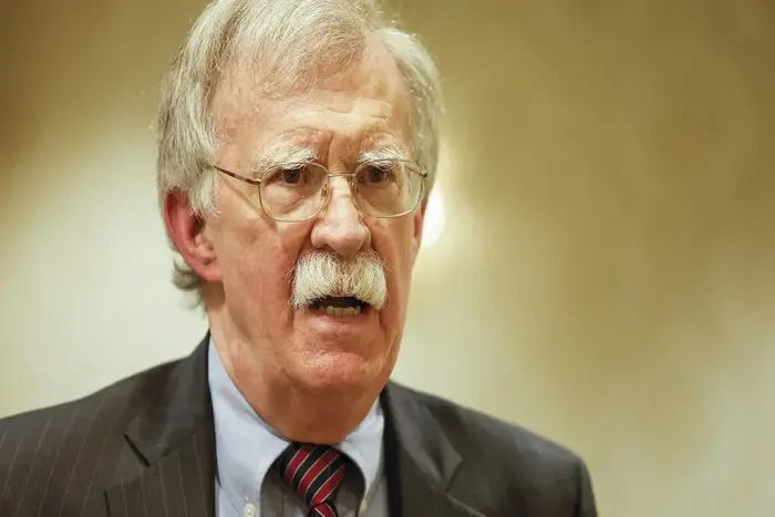 مستشار الأمن القومي الأمريكي السابق النظام الإيراني سفينة تغرق