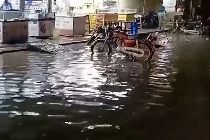 أمطار عاصفة تضرب كراتشي وتخلف قتلى وجرحى وخسائر واسعة