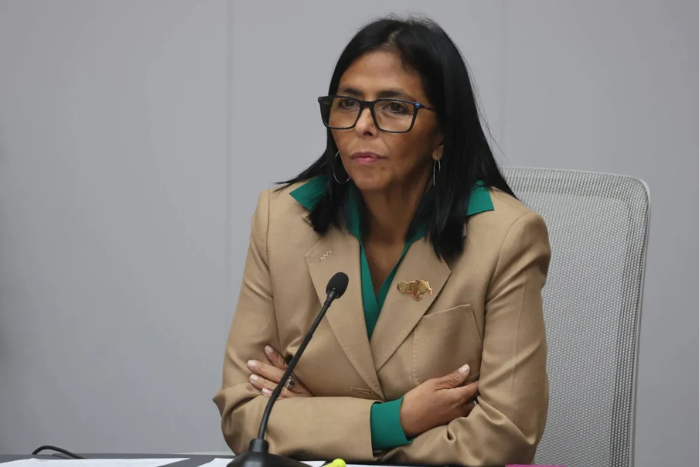 رئيسة فنزويلا تعلن إقالة وزير الدفاع الذي عينه مادورو