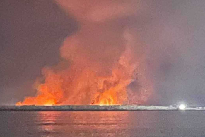 حريق ضخم في ميناء بندر لنجة عقب غارات جوية وتصعيد عسكري لافت