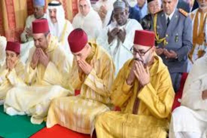 أمير المؤمنين يؤدي صلاة العيد بمسجد أهل فاس بالرباط