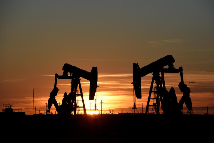 واشنطن تخفف قيود النفط الإيراني مؤقتا لتهدئة أسواق الطاقة