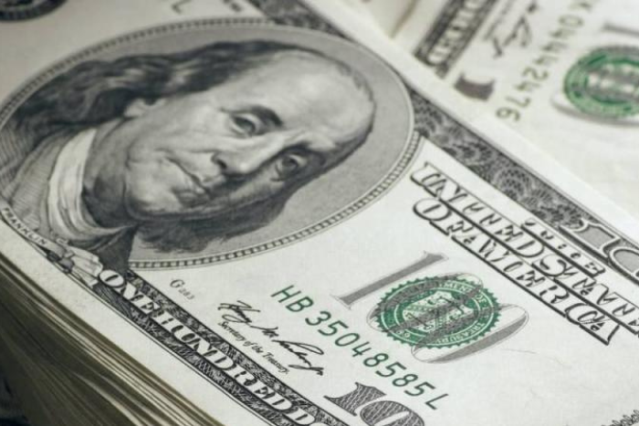 الدولار يتراجع مع توتر الأسواق وتقلص التوقعات برفع الفائدة الأمريكية