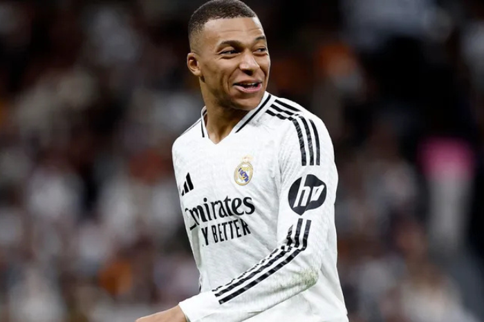 جدل متصاعد حول مبابي بعد نفيه الشائعات وصحفي يتهمه بالكذب