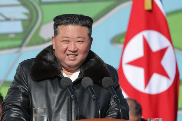 كيم جونج أون يشرف على اختبارات عسكرية متطورة ويؤكد تعزيز القدرات الهجومية