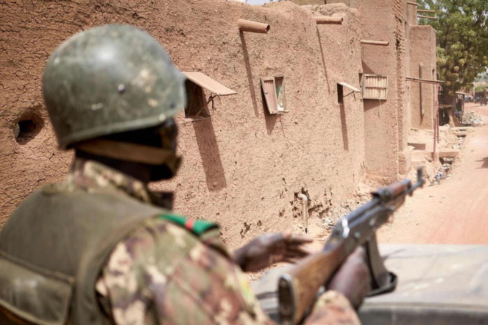 الجيش المالي ينفي الإفراج عن جهاديين مقابل هدنة وسط تصاعد الأزمة الأمنية