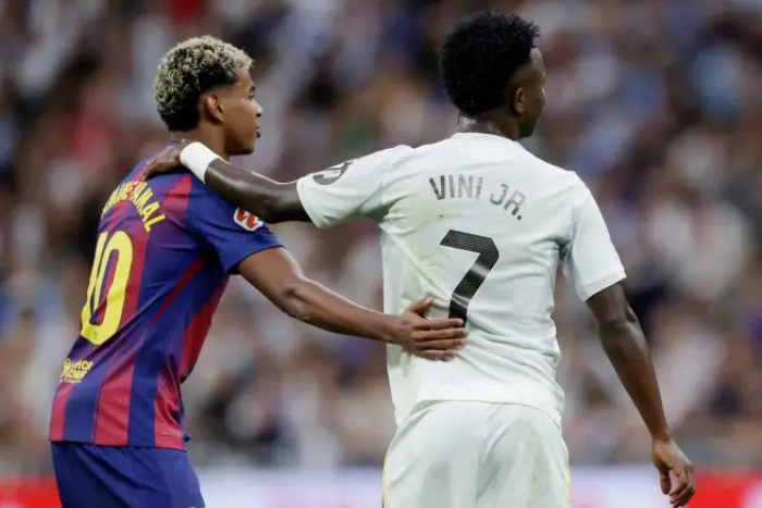 فينيسيوس يدعم يامال بعد هتافات عنصرية في مباراة إسبانيا ومصر