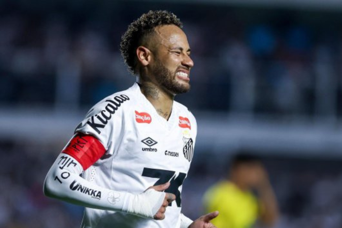 نيمار يقود سانتوس للفوز ويشعل الجدل بتصريحات حادة ضد الحكم