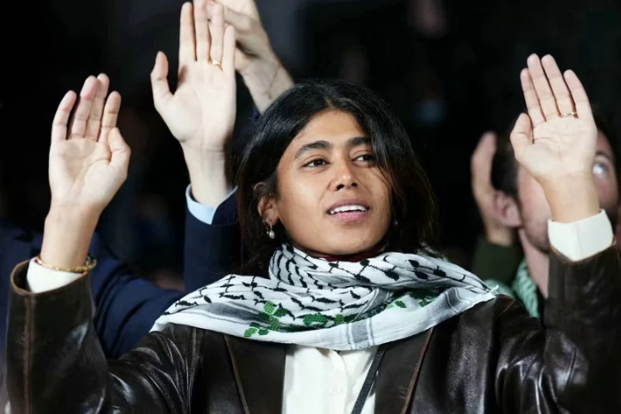 اليسارية الفرنسية ريما حسن تواجه المحاكمة بتهمة تبرير الإرهاب عبر الإنترنت