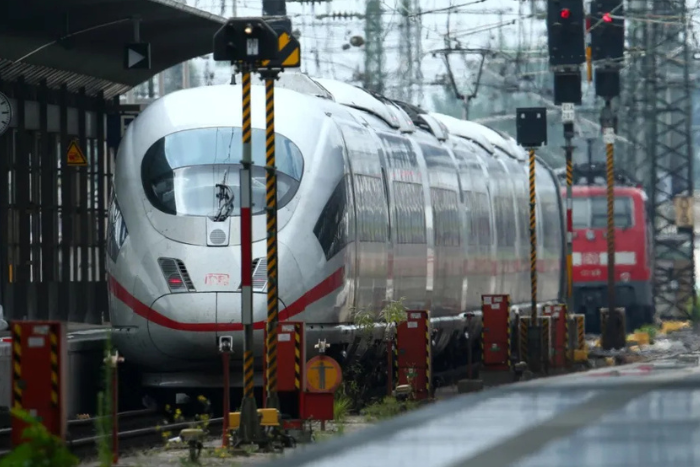 شاب يفجر عبوات ناسفة بسكينين في قطار سريع بألمانيا قبل أن يسيطر الركاب عليه