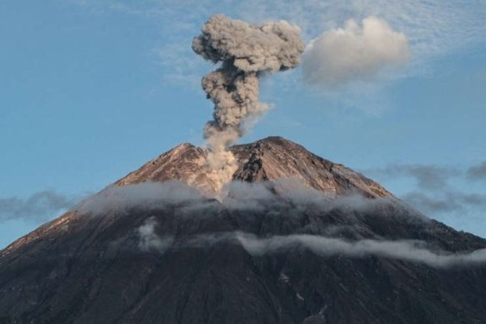 ثوران متكرر لبركان سيميرو في إندونيسيا وتحذيرات للسكان من المناطق الخطرة