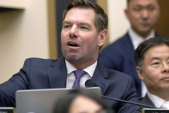 تحقيق قضائي في مانهاتن يطال النائب إريك سوالويل على خلفية اتهامات بالاعتداء الجنسي