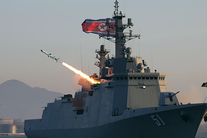 كوريا الشمالية تختبر صواريخ استراتيجية من عرض البحر