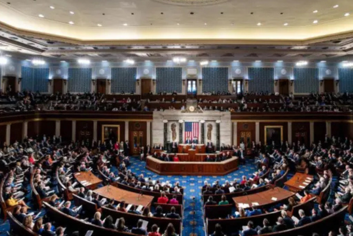 هزة سياسية في الكونغرس الأمريكي: استقالات وفضائح تهدد توازن مجلس النواب