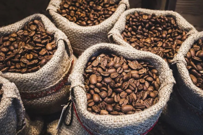 تراجع صادرات البن البرازيلي في بداية 2026 وسط تحديات إنتاجية ولوجستية