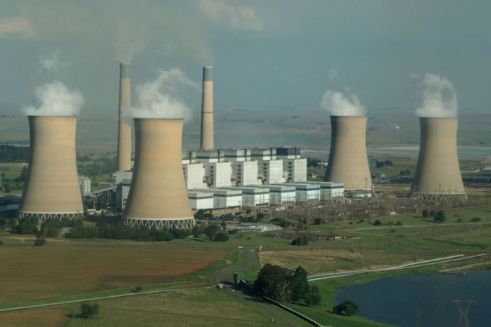 تراجع عالمي في توليد الكهرباء بالوقود الأحفوري بعد إغلاق مضيق هرمز