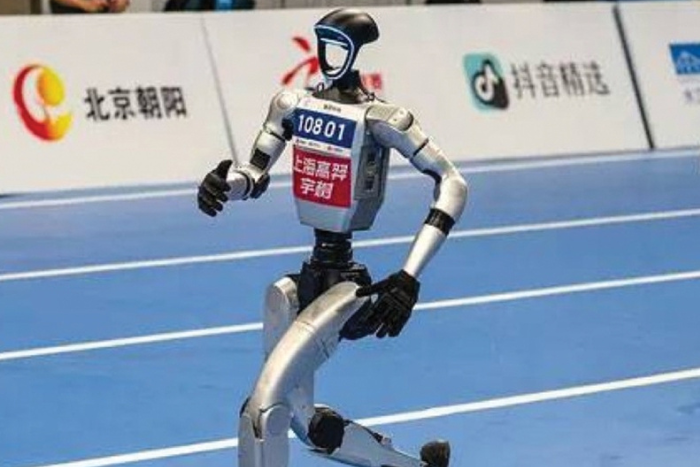 روبوت يتفوق على البشر ويفوز بنصف ماراثون في بكين بزمن قياسي