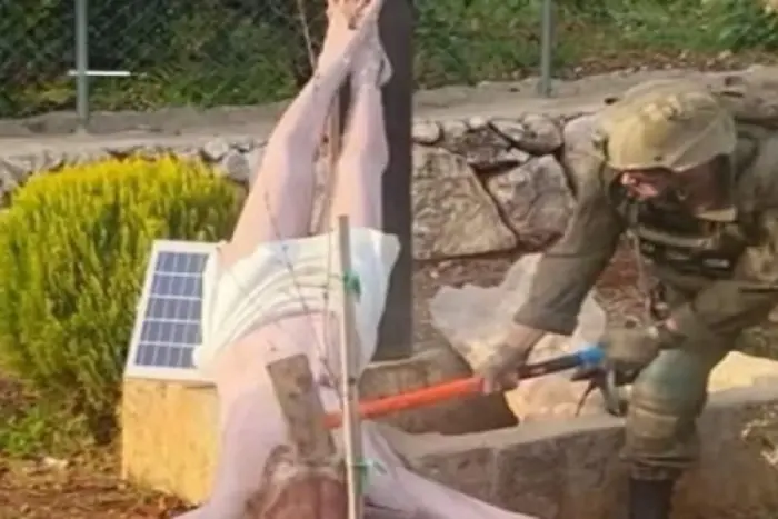 جندي إسرائيلي يحطم تمثالا للمسيح عليه السلام بلبنان