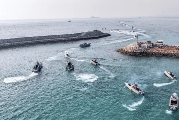 حركة الشحن عبر مضيق هرمز متوقفة تماما يومه الاثنين