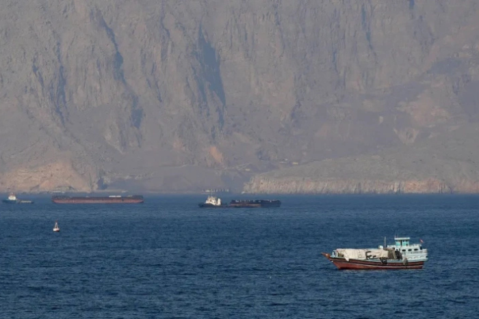 توتر متصاعد يهدد وقف إطلاق النار بين واشنطن وطهران بعد احتجاز سفينة إيرانية