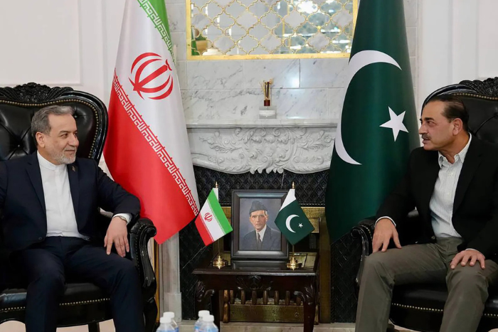 لقاء إيراني باكستاني ونفي رسمي لأي محادثات مباشرة مع واشنطن