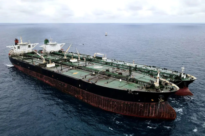 سيطرة مسلحين على ناقلة نفط قبالة السواحل الصومالية وتحركاتها تحت المراقبة