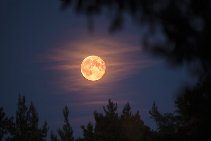 العلم يحل أخيرا لغز السحابة الغبارية الغامضة حول القمر