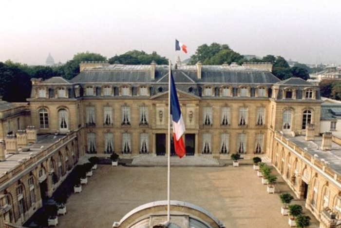 بعد فضيحة اللوفر الإليزيه يتعرض للسرقة