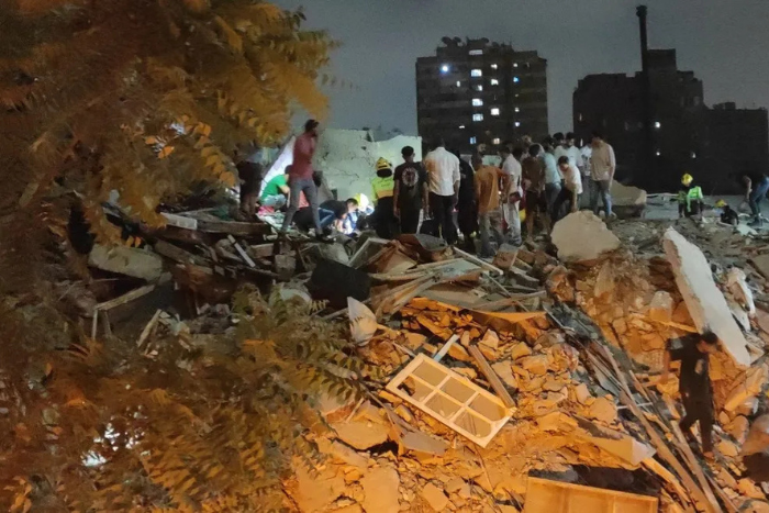 انهيار مبنى في منطقة السيدة زينب بالقاهرة يخلف مقتل شخصين وانتشال 5 ناجين انهيار مبنى في منطقة السيدة زينب بالقاهرة يخلف مقتل شخصين وانتشال 5 ناجين