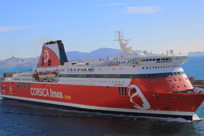 احتجاز سفينة فرنسية بميناء الجزائر 